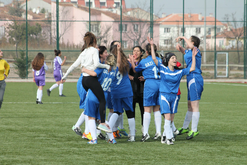 DİŞİ KRAMPONLAR GOLE DOYURDU