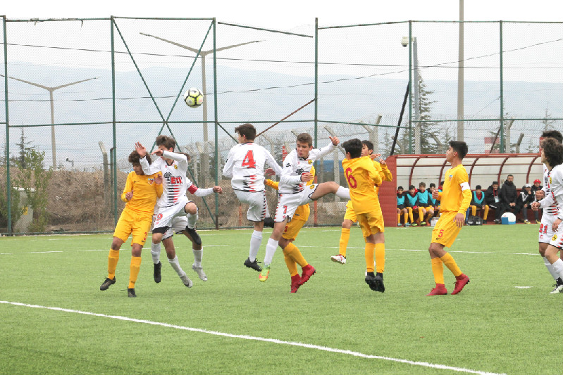 AKADEMİ DE  BOYNUMUZ  YİNE BÜKÜK