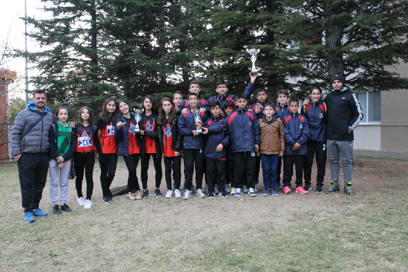 İLÇEDEN GELEREK KUPALARI ALDILAR