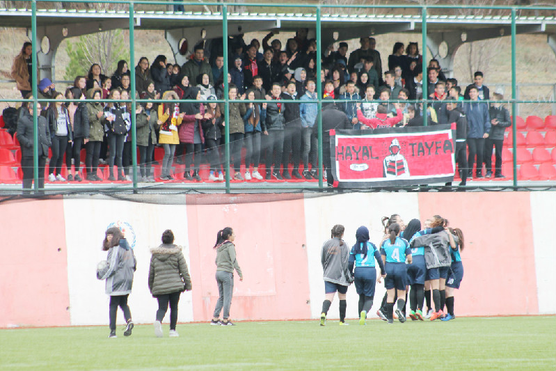 LİSELİ KIZLARDA BÜYÜK HEYECAN