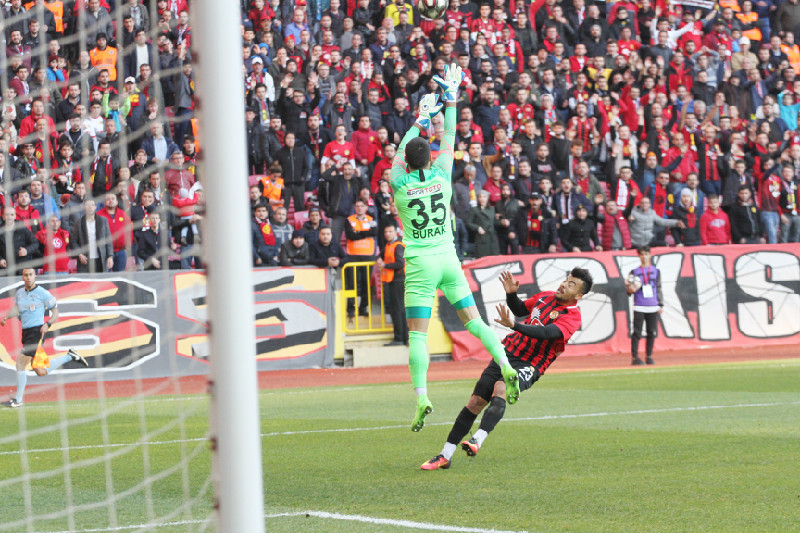 4 DAKİKADA ATILAN 2 GOL YETMEDİ