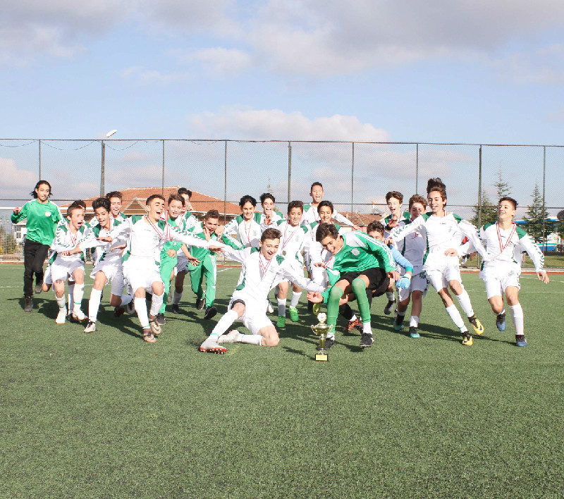 ŞAMPİYON KUPASINI GURURLA ALDI