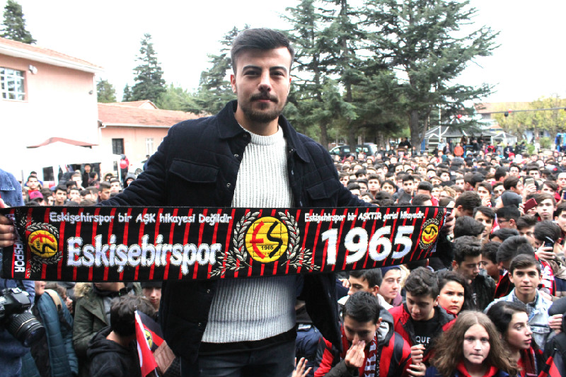 ESKİ OKULUNDA  HASRET GİDERDİ