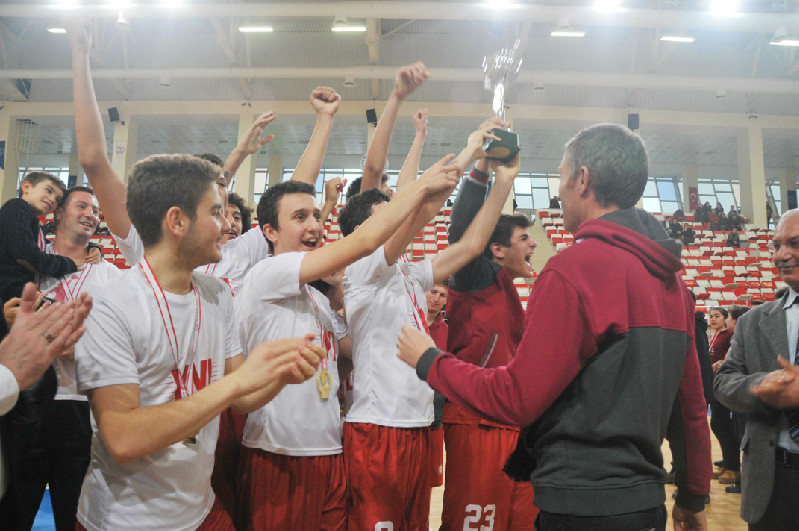 ŞAMPİYONLAR KUPALARINI ALDI