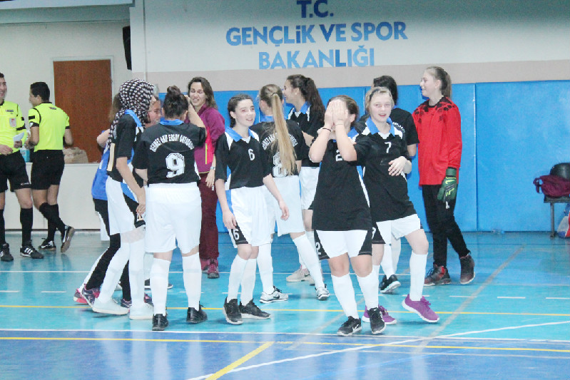 FUTSALDA KIZLARIN  YILDIZI PARLIYOR