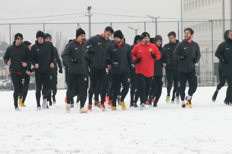 İLK ÇALIŞMA KARLI SAHADA