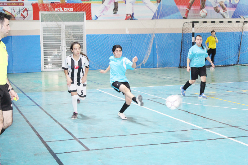 YILDIZ KIZLARDA HEYECAN YÜKSEK