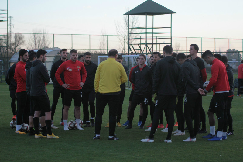 ES-ES GALATASARAY ÖNÜNDE