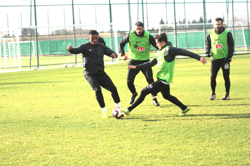 DÖRT GÖZLE BEKLİYORLAR