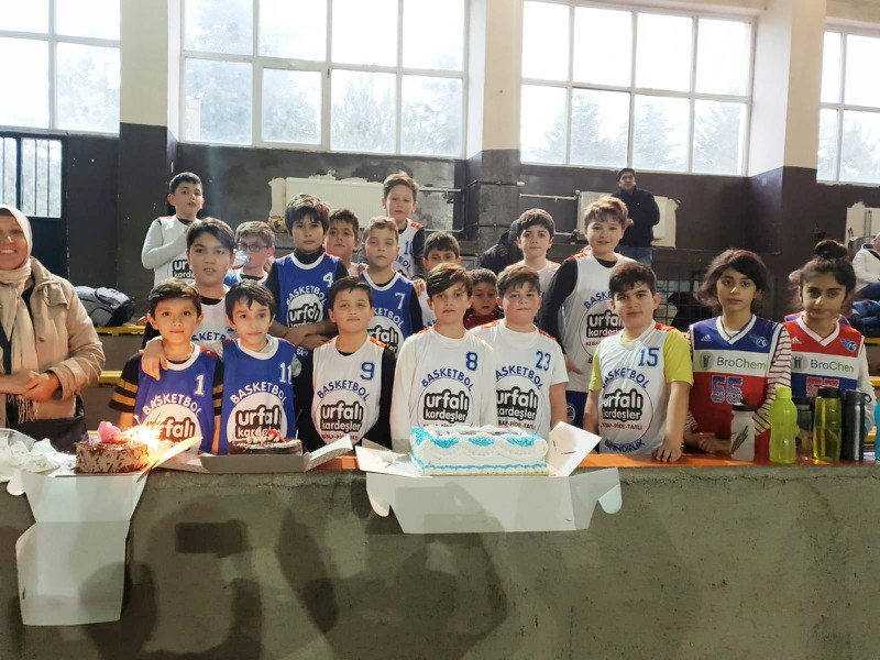 BASKETTE  SÜRPRİZ KUTLAMA