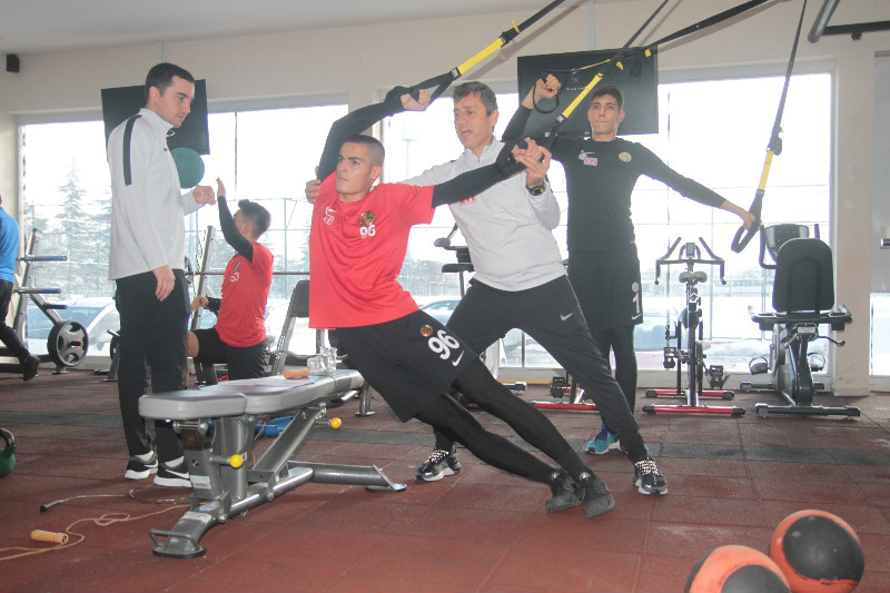 SAHALAR KARLA KAPLI,  ŞİMŞEKLER SALONA KAPANDI