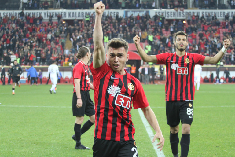 ŞİMDİ SAHADA GÜLME VAKTİ