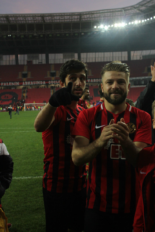 BİRİ DURDURACAK  DİĞERİ VURACAK