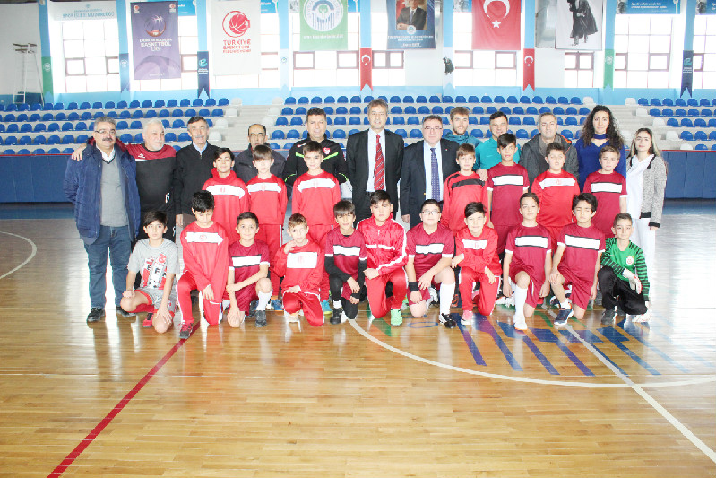 MİNİ MİNİKLER İSMAİL ALKILIÇGİL ADINA OYNUYOR