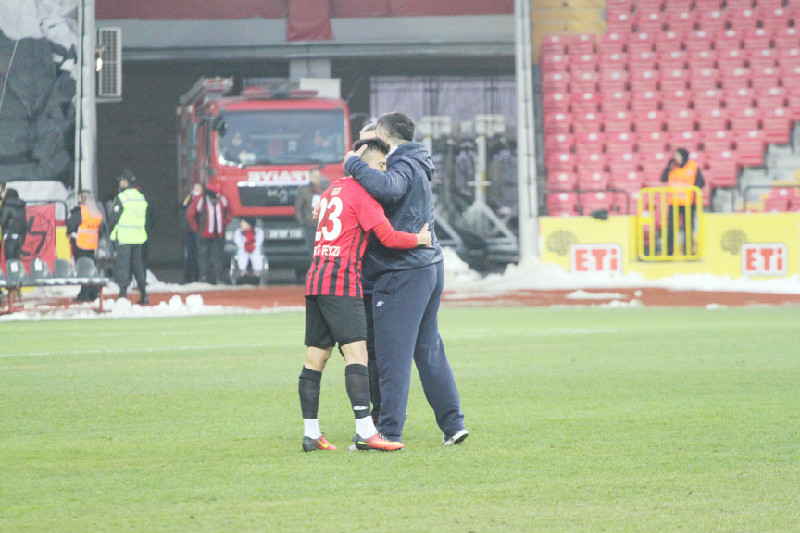 TEK TEK TEBRİK ETTİ