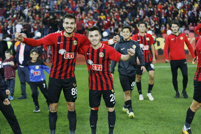 CEMALİNİN  MİLLİ SEVİNCİ