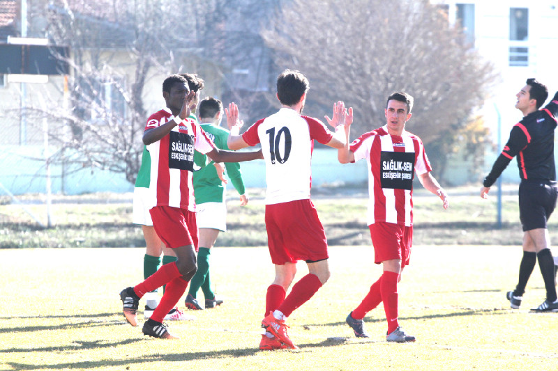 YUNUSEMRE ZİRVE YARIŞINI SÜRDÜRDÜ 3-0