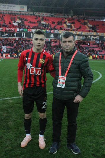 O SAHADA TER DÖKÜYOR  BABASI YÖNETİMDE