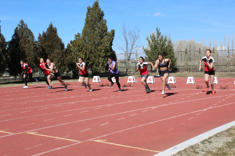 LİSELİ ATLETLER PİSTTE