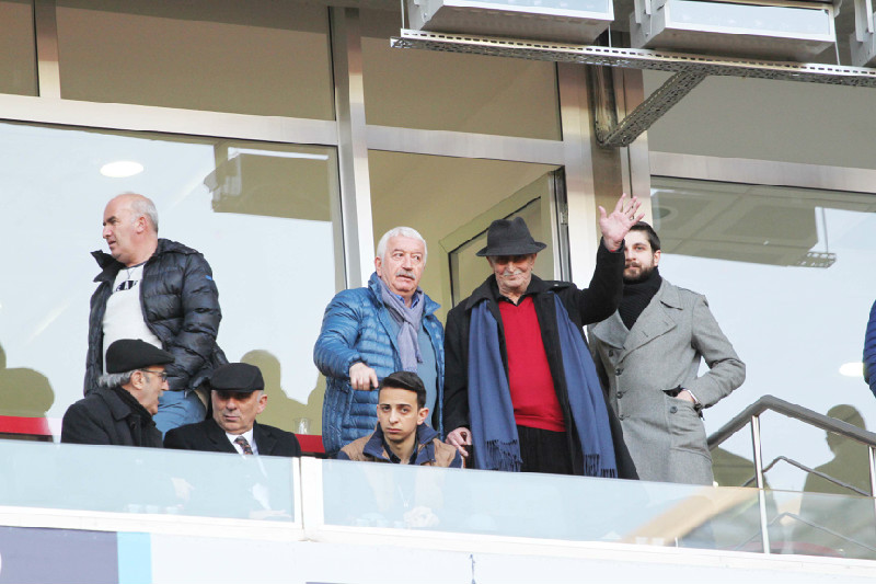 TRİBÜNDE RENKLİ İSİMLER