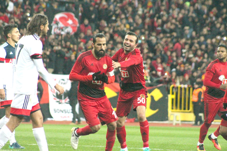 HÜRRİYET, KARAGÜMRÜKE  YARDIMCI ANTRENÖR OLDU