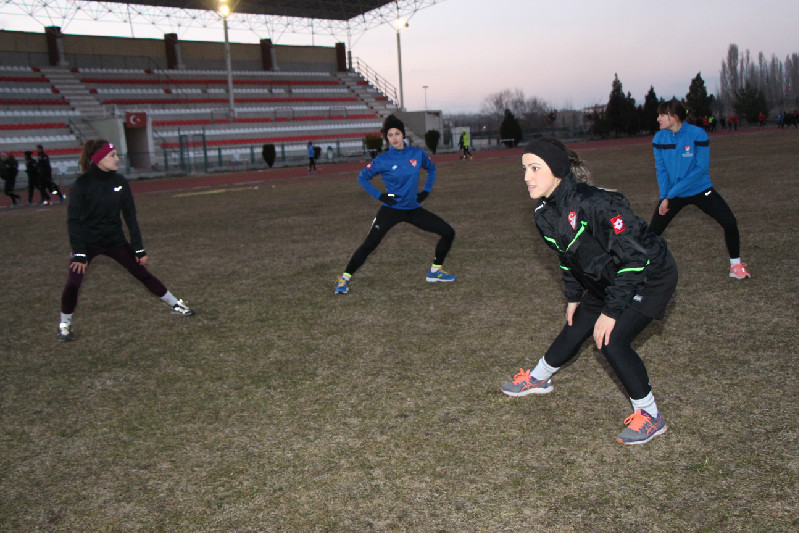 DÜDÜĞÜ ARTIK KADINLAR ÇALIYOR