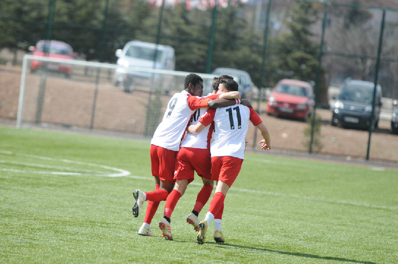 ZİRVEDE TAKILAN YANAR