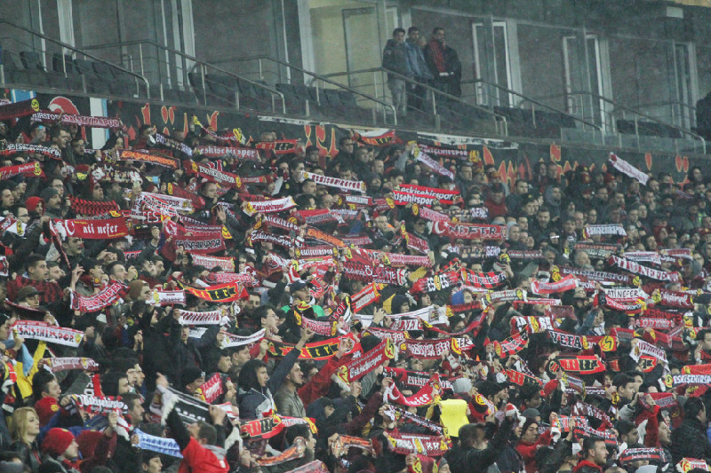 YAĞMURA ALDIRIŞ ETMEDİLER