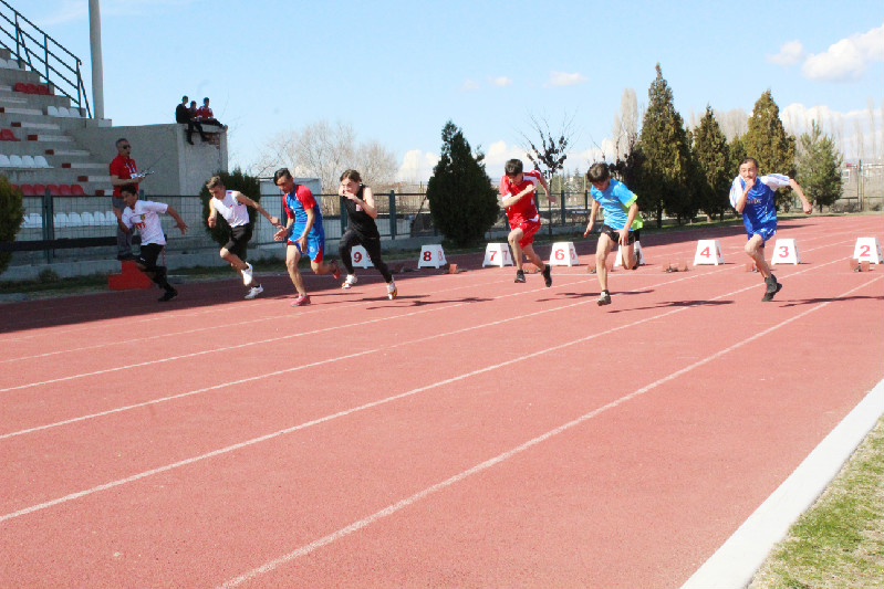 ATLETİZMDE YILDIZLAR GEÇİDİ