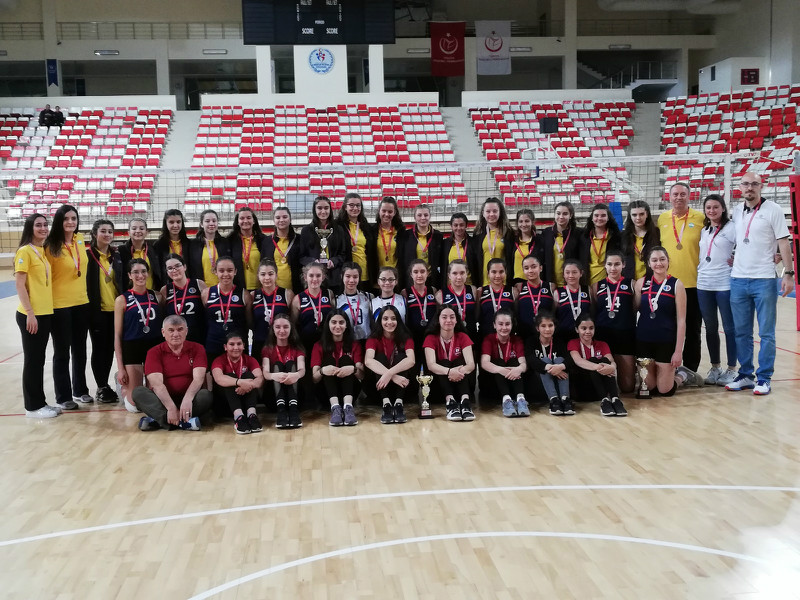 KÜÇÜK KIZ VOLEYBOLUN  EN BÜYÜĞÜ DSİ BENTSPOR