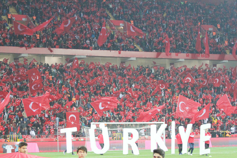 DALGALAN SENDE  ŞAFAKLAR GİBİ  EY ŞANLI HİLAL