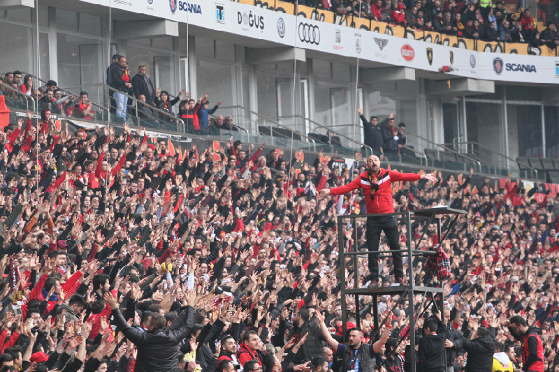 BÜYÜK ATATÜRKÜ ZİYARET EDECEK  BÜYÜK ESKİŞEHİRSPOR TARAFTARI