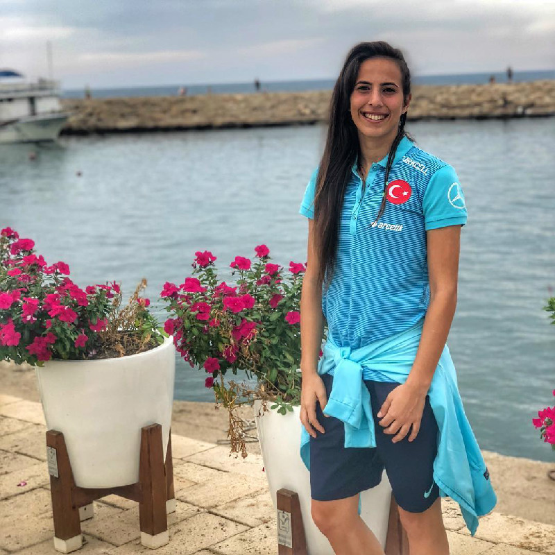 BİRGÜL SADIKOĞLU İNGİLTERE YOLCUSU