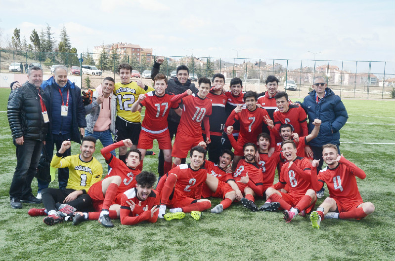 ŞAMPİYON KUPASINI ALIYOR