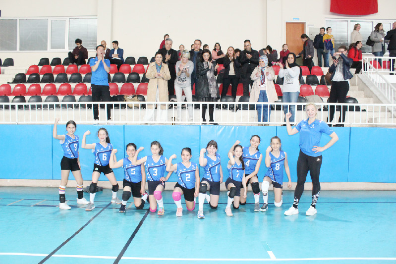 KÜÇÜK SULTANLAR  FİLE ÖNÜNE GEÇTİ