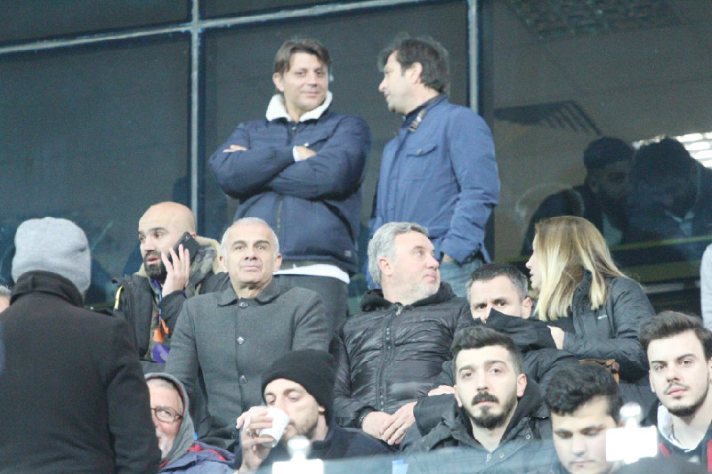 ÇETİN GENÇLERİ ZLİYOR