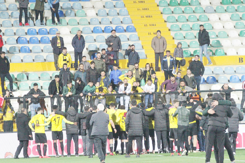 ŞAMPİYON OLMUŞ  GİBİ SEVİNDİLER