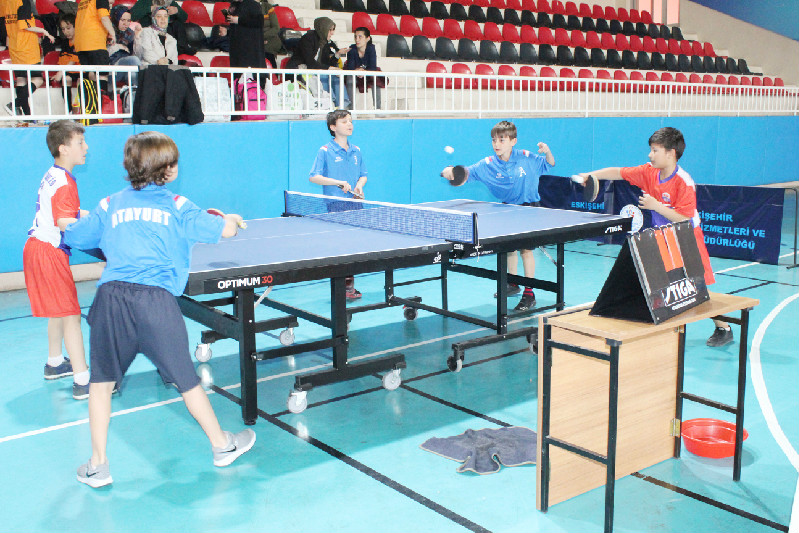 DÜNYA MASA TENİSİ GÜNÜNDE   RAKET SALLADILAR