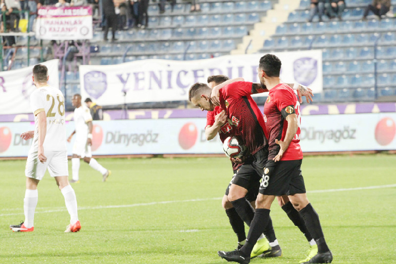 GEÇMİŞE NAZİRE YAPTI