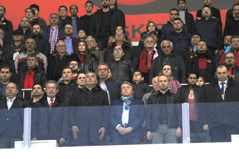 UILENBERG TRİBÜNDE