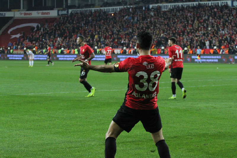 YÜREĞİYLE OYNAYAN ADAM