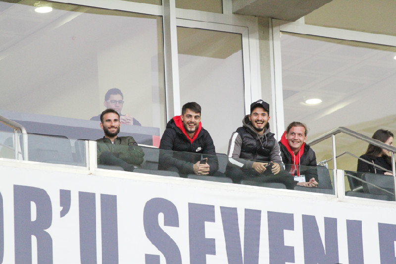 TRİBÜNDEN İZLEDİLER