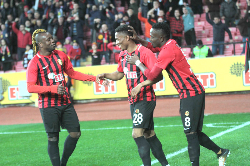 YÜKÜ ONLAR ÇEKTİ