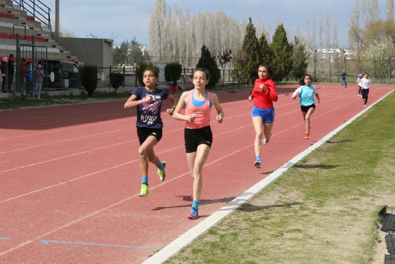 ATLETİZM FESTİVALİ NEFES KESTİ