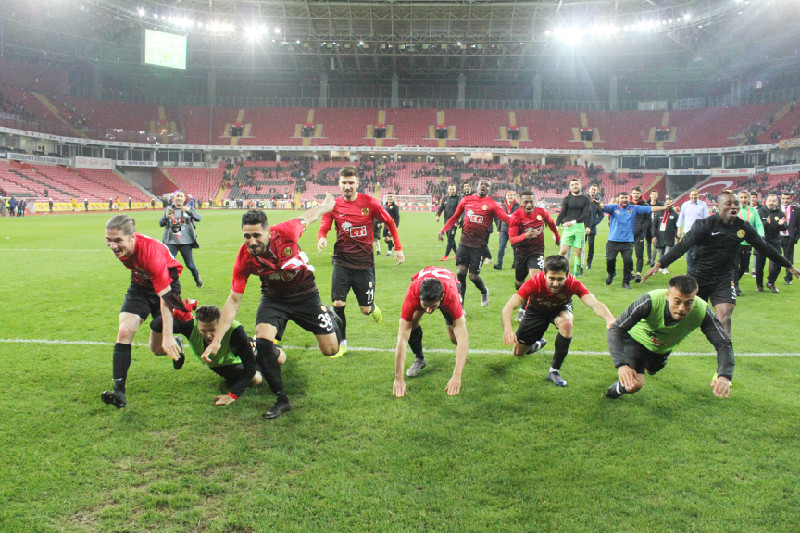 BİZ SEVERİZ ÜMRANİYEYİ