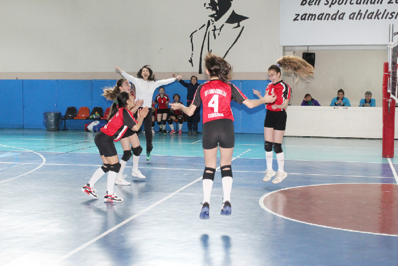 KIZLARDA FİNALİSTLER BELLİ OLDU