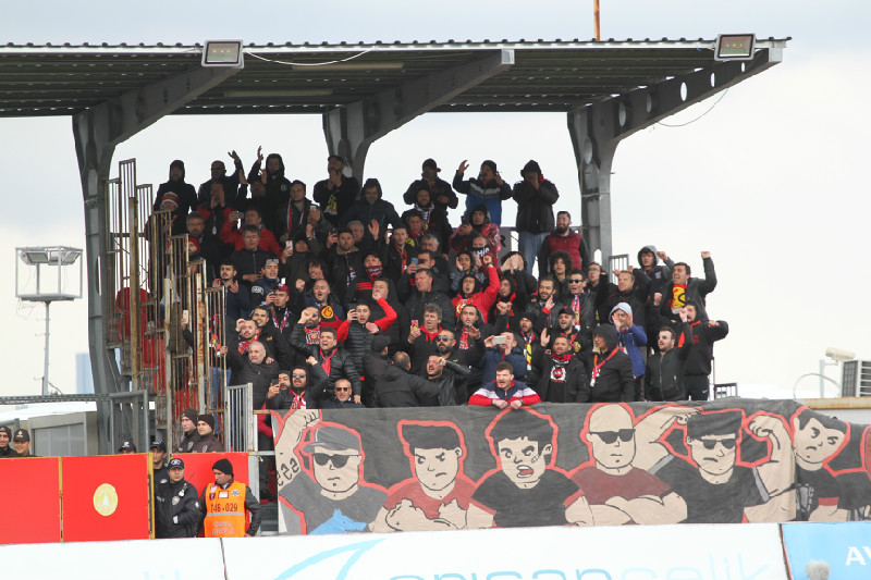 SANKİ 900 SEYİRCİ VARDI