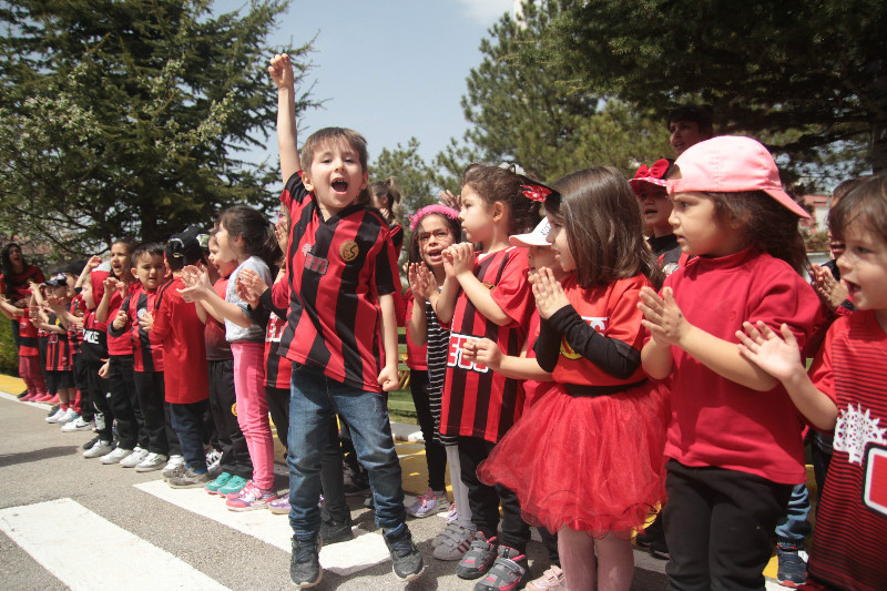 MİNİKLERİN ES-ES SEVGİSİ