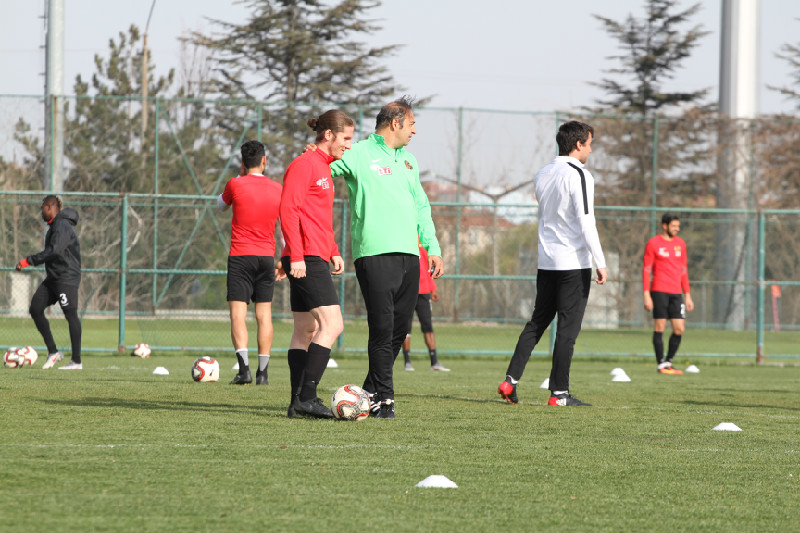 MEHMET İLE YAKINDAN İLGİLENİYOR