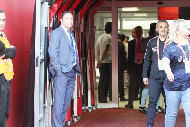 TÜNELİN SONUNDA Kİ IŞIĞA  TAŞIYA ADAM